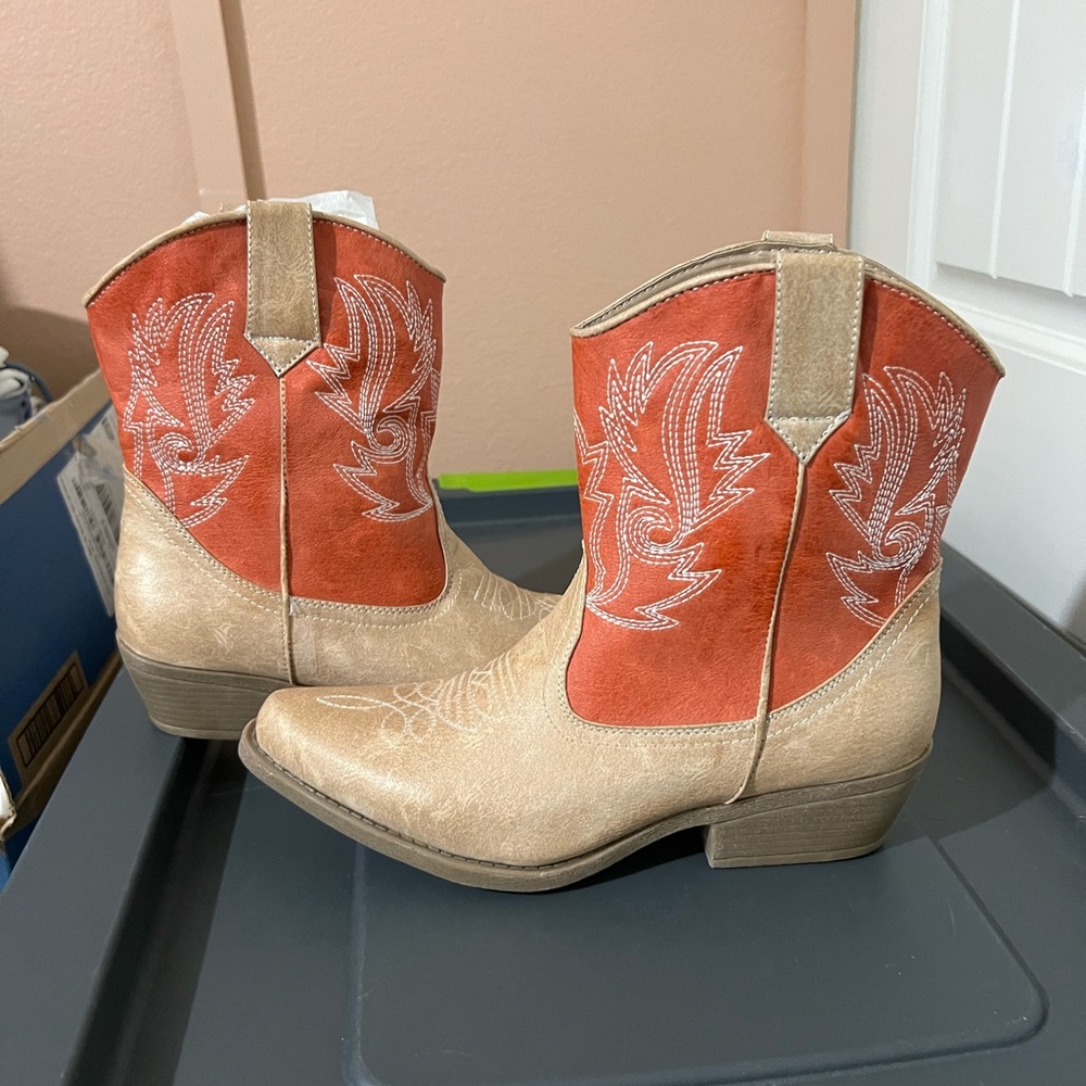 Daytrip From Buckle - Two-Tone Western Boots in Tan and Peach/Orange
